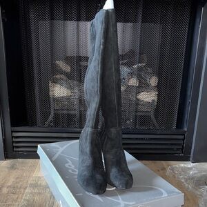 These chic knee high Jessica Simpson black suede boots have been worn.